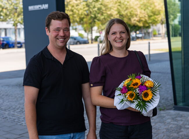 Familie Piendl bei der Übergabe mit Blumenstrauß