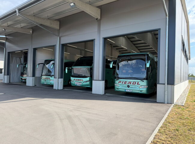Busse stehen in der neugebauten Halle