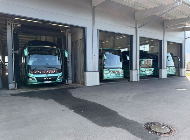 Busse stehen in der neugebauten Halle