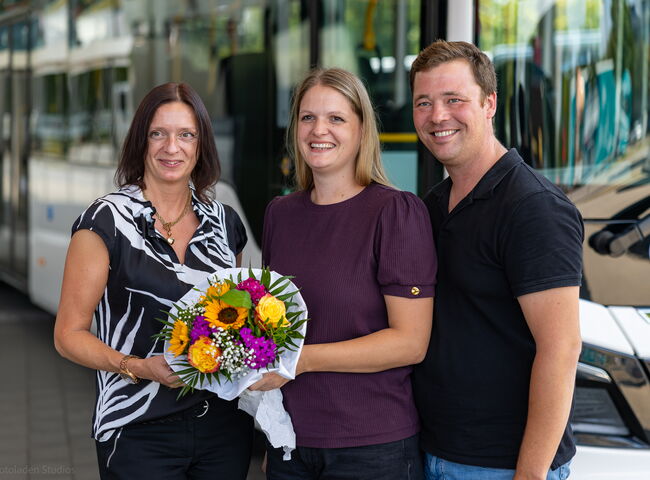 Familie Piendl bei der Übergabe mit Blumenstrauß vor dem Bus