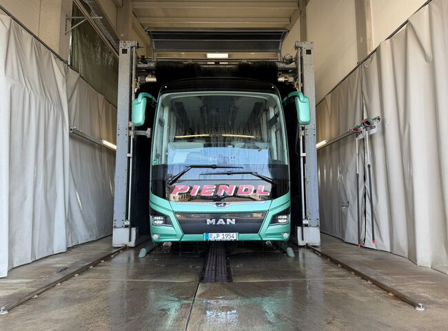 Ein Bus während wird in der Waschanlage gereinigt