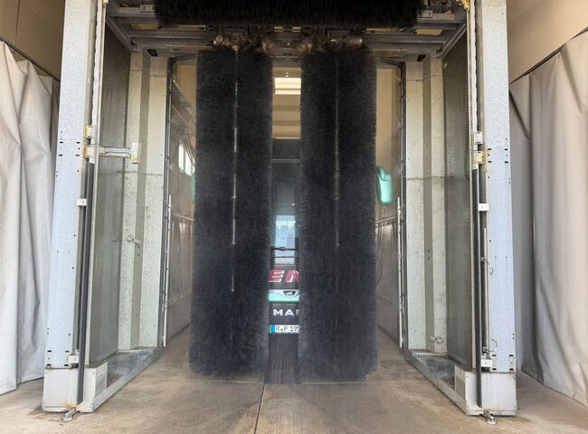 Bürsten in der Waschanlage säubern einen Bus