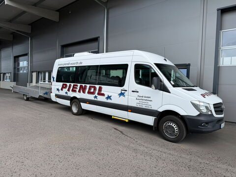 Mercedes Benz Sprinter mit Firmenbeschriftung