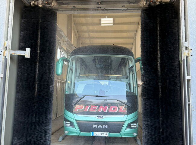 Ein Bus steht in der Waschanlage