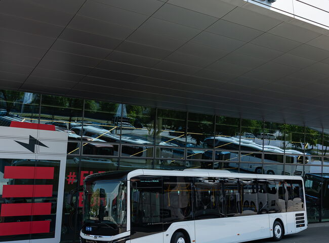 Neuer Linienbuss der Fa. MAN vor dem Bus Forum