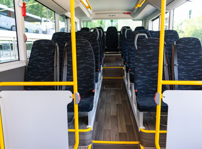 Blick innerhalb des Busses auf die Sitze