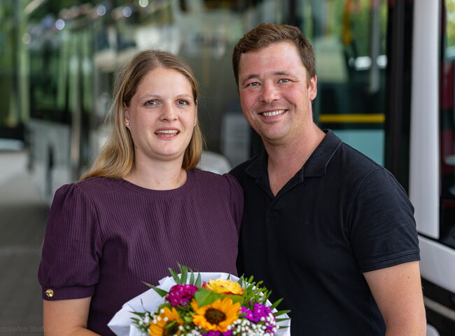 Frau und Herr Piendl vor dem neuen Linienbus