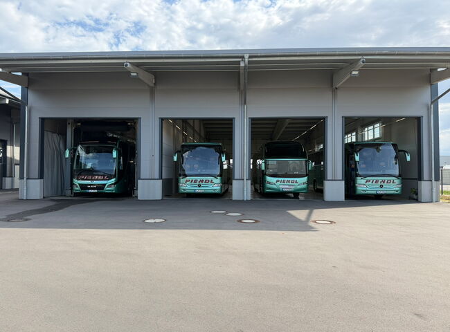 Busse stehen in der neugebauten Halle