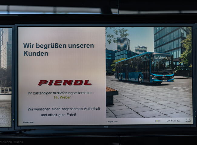Display mit Begrüßung bei der Firma MAN